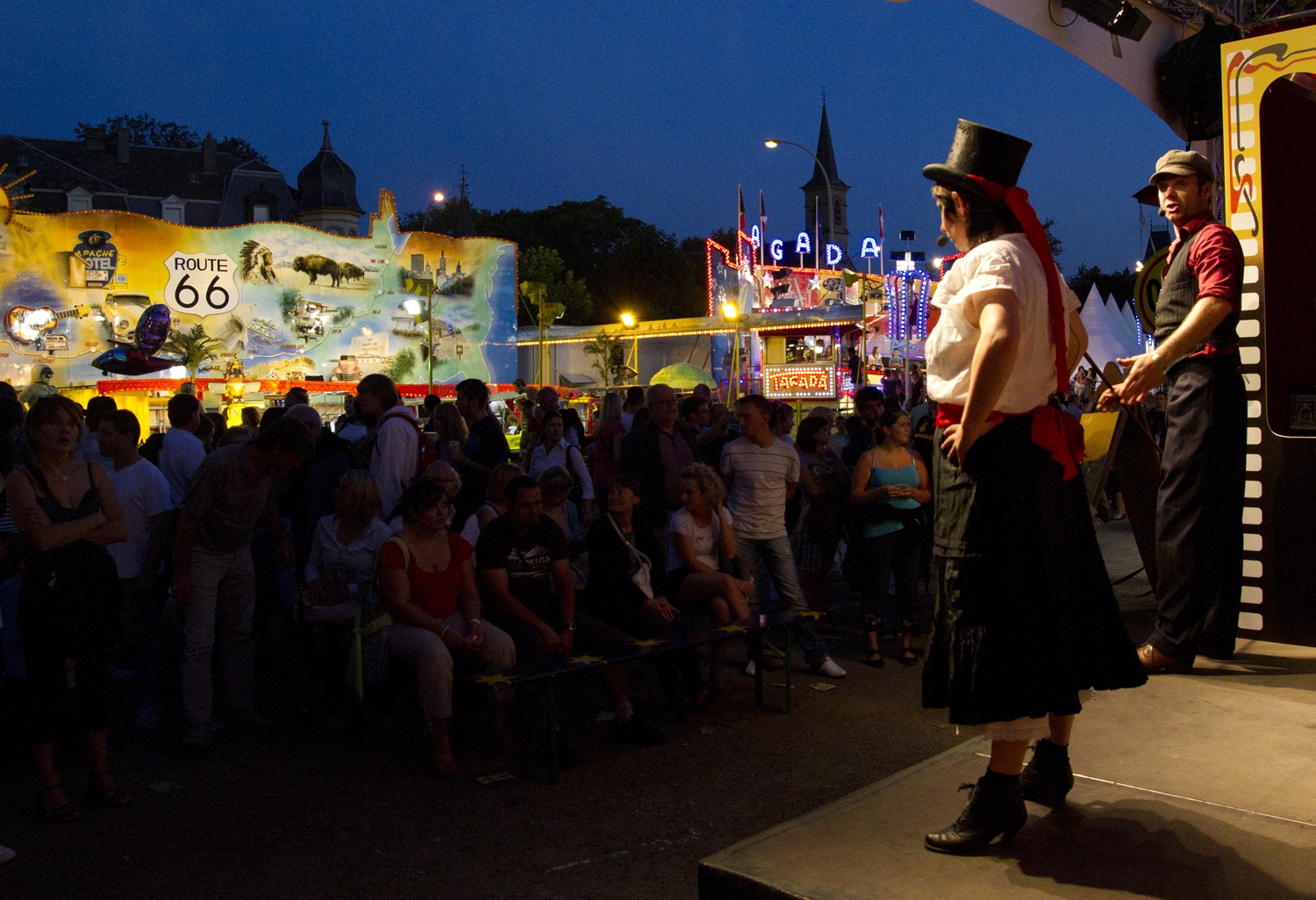 Public devant la Crazy Cinématographe à la Schouberfouer