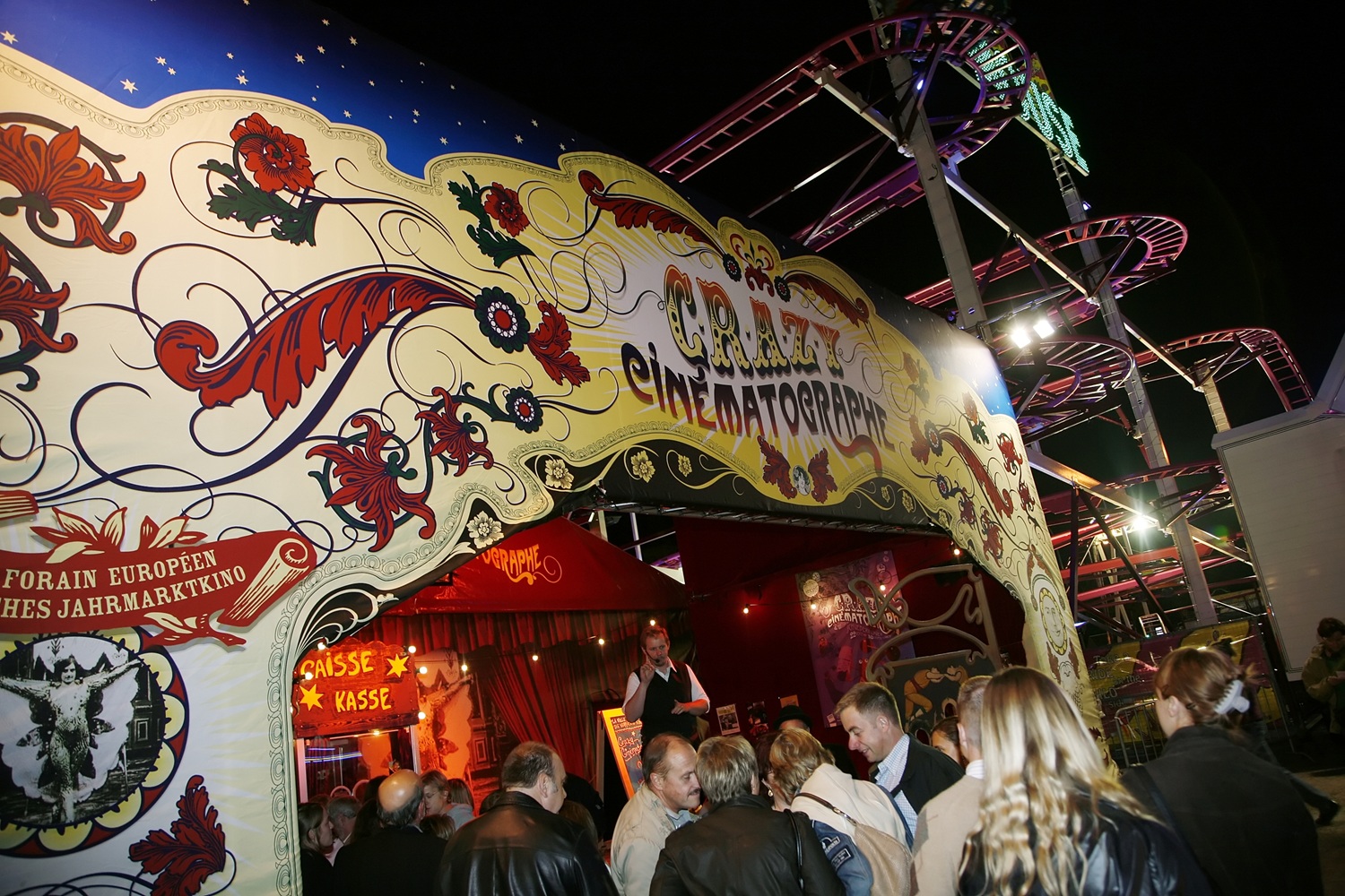 Public devant la Crazy Cinématographe à la Schouberfouer