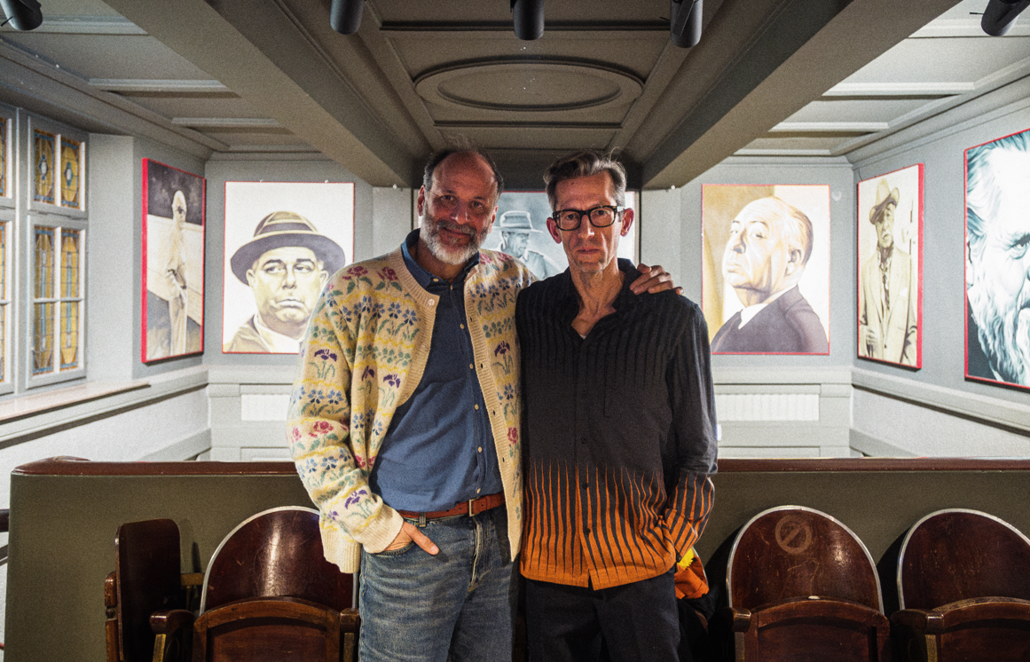 Luca Guadagnino et João Pedro Rodrigues posent ensemble dans le hall de la Cinémathèque