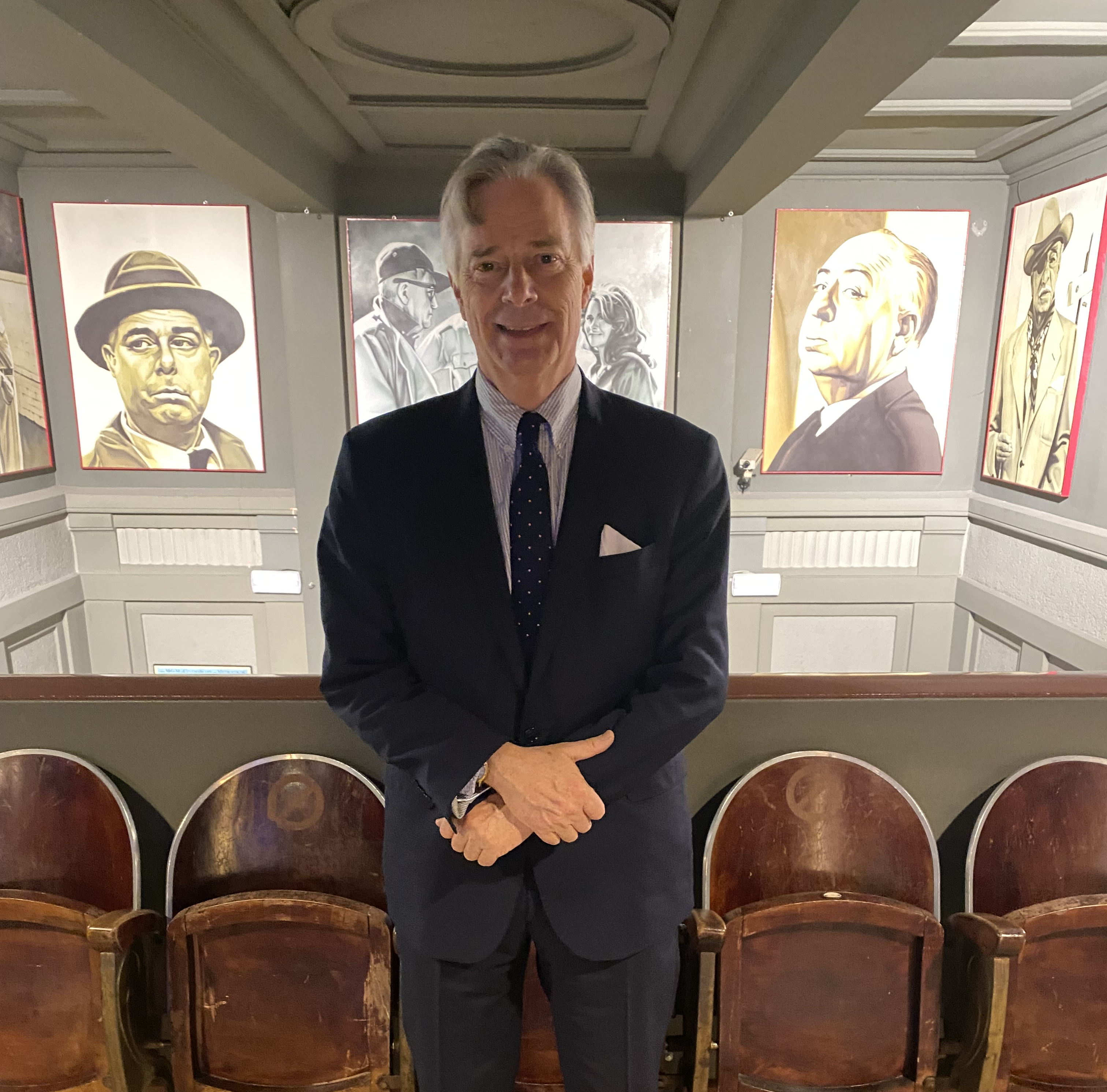 Photo de Whit Stillman dans le hall de la Cinémathèque